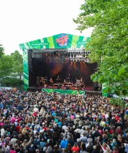 Folkvimmel framför scenen på torget i Mariehamn under Rockoff Festival-konsert.