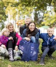 Två mammor och deras tre barn poserar glatt med sina inköp under Skördefesten på Åland.