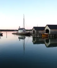 Sjöfararkapellet omgivet av skutor och båthus i Sjökvarteret i Mariehamn.