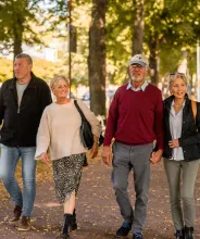 Två män och två kvinnor promenerar i Esplanaden i Mariehamn.