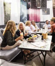 Trivsamt på Indigos uteservering i centrala Mariehamn.