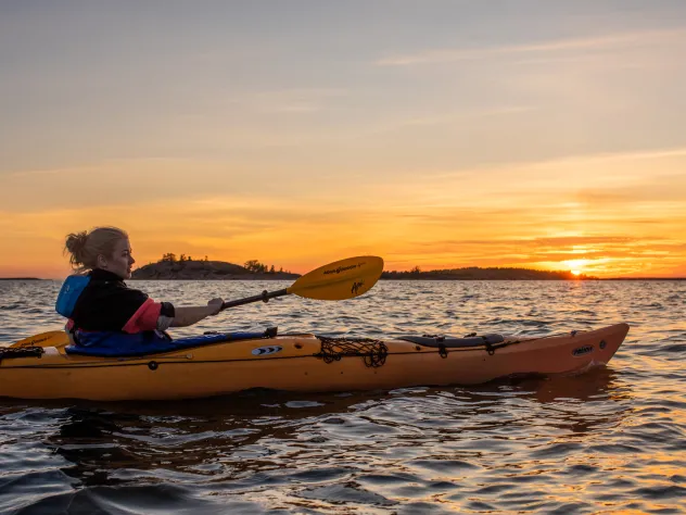 Paddling i solnedgången på Åland.