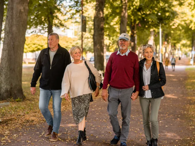 Två män och två kvinnor promenerar i Esplanaden i Mariehamn.