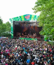 Folkvimmel framför scenen på torget i Mariehamn under Rockoff Festival-konsert.