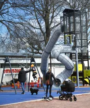 Rutschkana och gungor i lekparken Wirénska parken vid torget i Mariehamn.