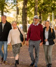 Två män och två kvinnor promenerar i Esplanaden i Mariehamn.