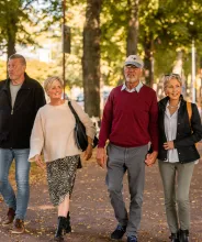 Två män och två kvinnor promenerar i Esplanaden i Mariehamn.