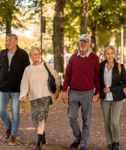 Två män och två kvinnor promenerar i Esplanaden i Mariehamn.