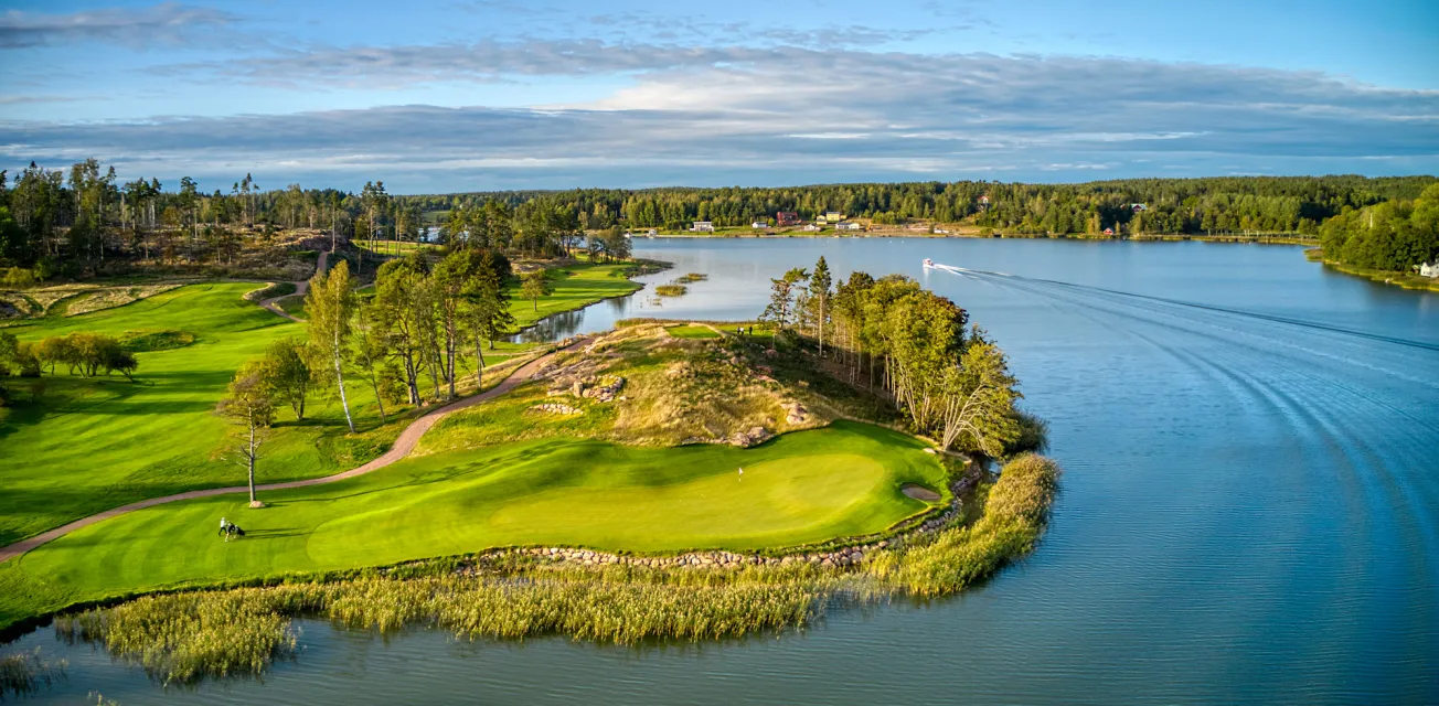 Flygvy över havsnära Slottsbanan vid Ålands Golfklubb på Åland.