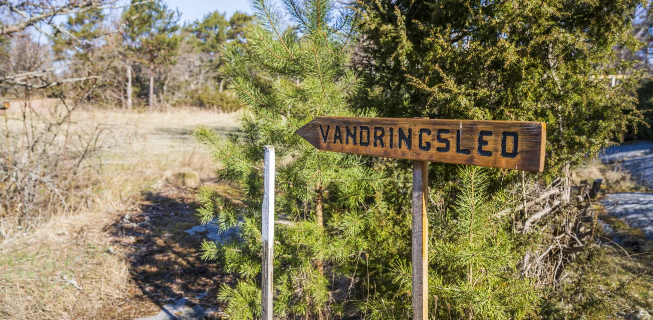 Skylt för vandringsled på Föglö.