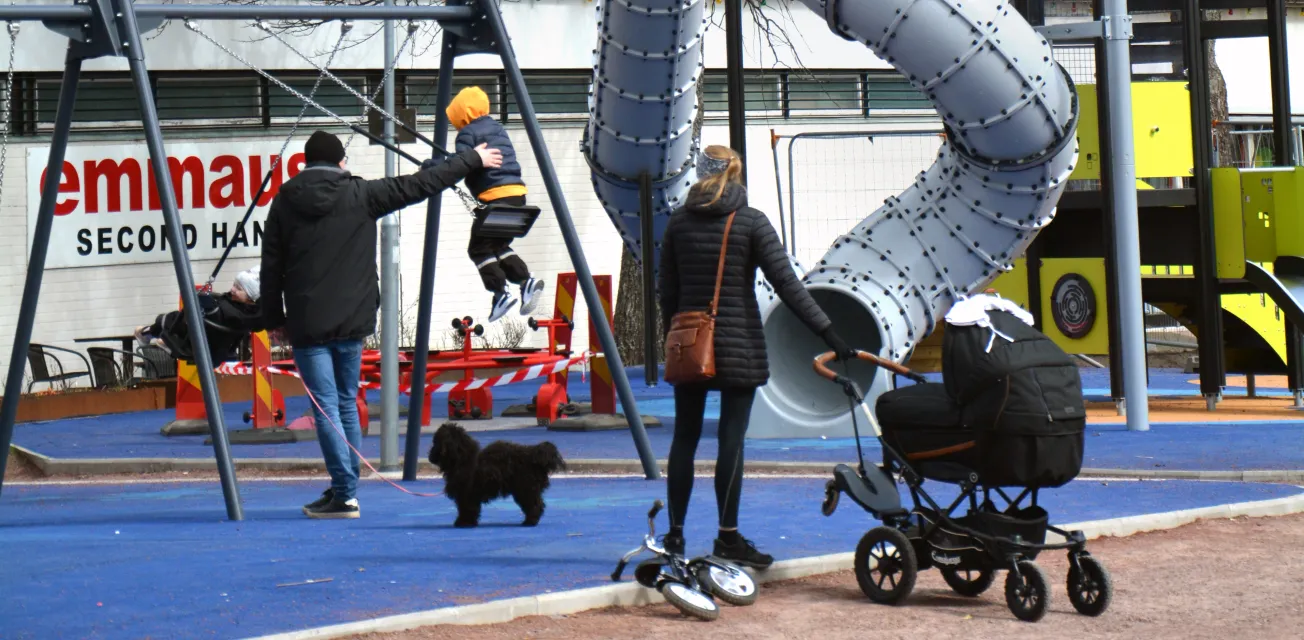 Rutschkana och gungor i lekparken Wirénska parken vid torget i Mariehamn.