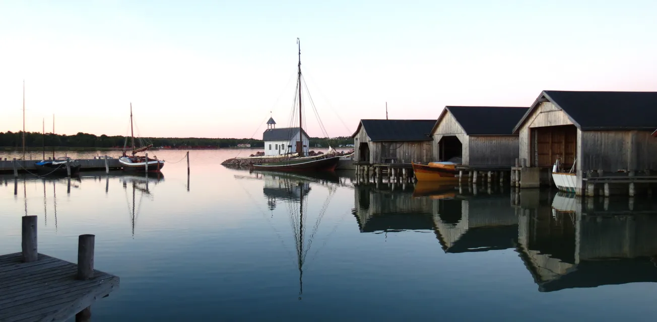 Sjöfararkapellet omgivet av skutor och båthus i Sjökvarteret i Mariehamn.