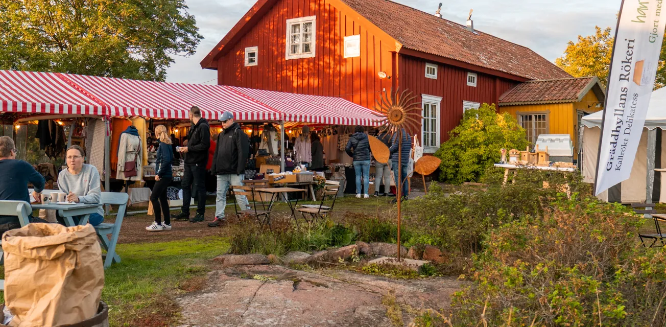 Öppen gård på landsbygden med marknadsförsäljning under Skördefesten på Åland.