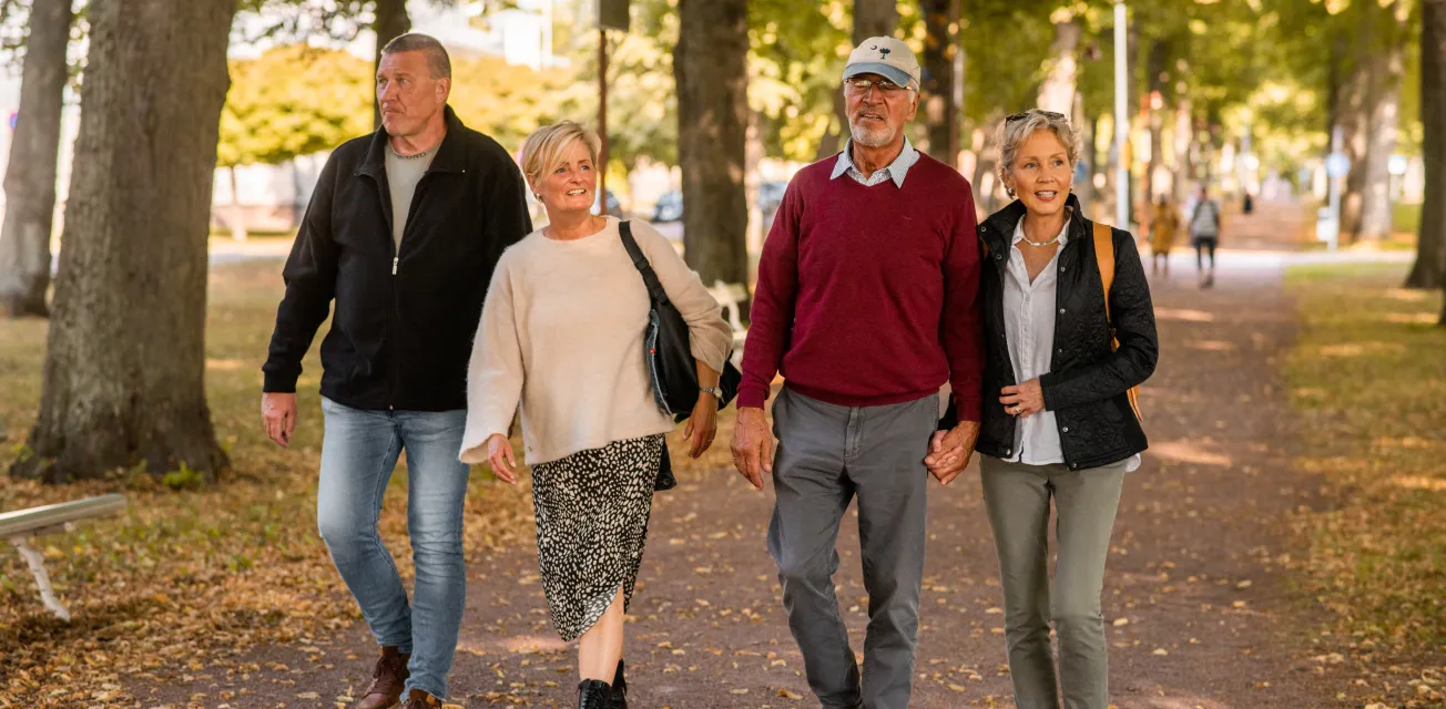 Två män och två kvinnor promenerar i Esplanaden i Mariehamn.