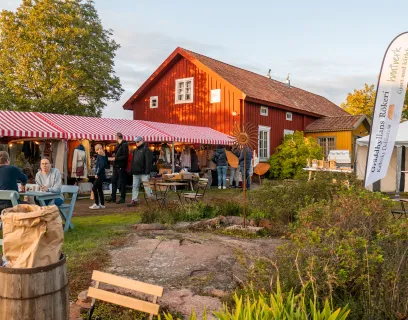 Öppen gård på landsbygden med marknadsförsäljning under Skördefesten på Åland.