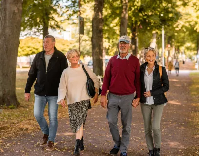 Två män och två kvinnor promenerar i Esplanaden i Mariehamn.