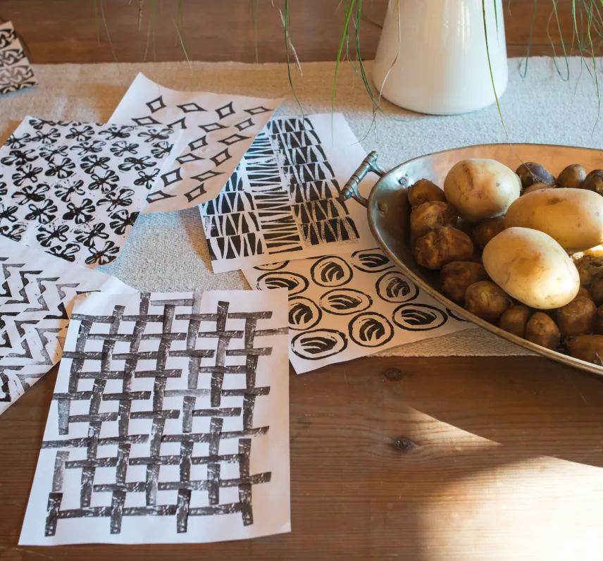 Grafiska mönster och en skål med nypotatis fotad vid textilworkshop med Lotta Jansdotter på Silverskär Islands.