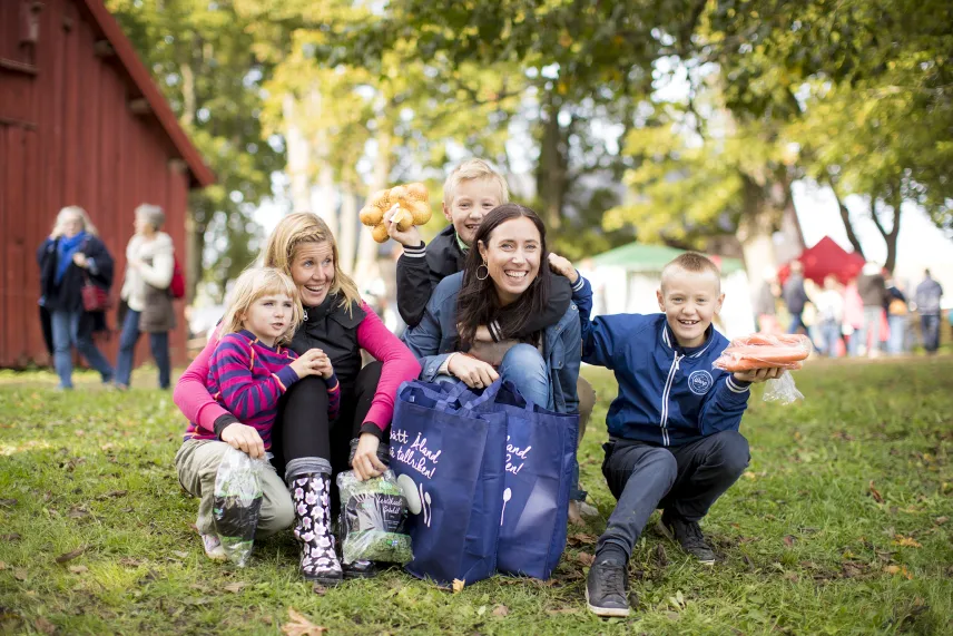 Två mammor med sina barn besöker Haga Kungsgård under Skördefesten på Åland.