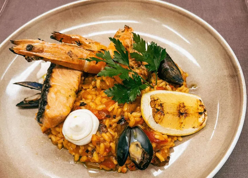 Paella från Indigos à la carte-meny hösten 2024.