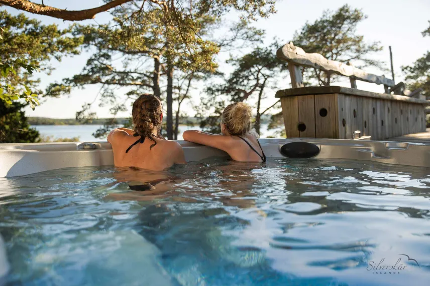 Bastualtanen med bubbelpool vid Silverskär, perfekt avkoppling under konferensen.under 